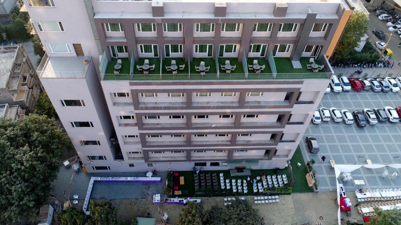 Apricot Hotel , อาเมดาบัด ภายนอก รูปภาพ